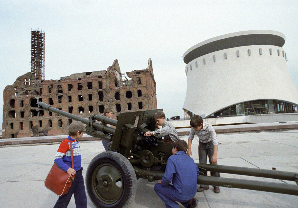 Children examine a cannon in the square in front of the “Battle of Stalingrad” panoramic museum.