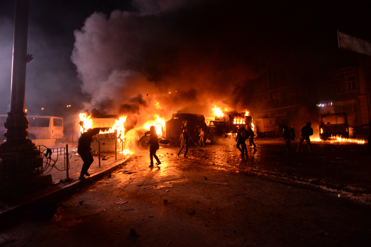 Radically_oriented_protesters_throwing_Molotov_cocktails_in_direction_of_Interior_troops_positions._Dynamivska_str._Euromaidan_Protests._Events_of_Jan_19%2C_2014-5.jpg