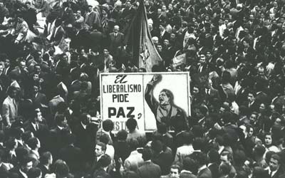 Partidarios de Jorfe Eliécer Gaitán se reúnen en una manifestación.