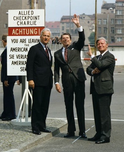 Richard von Weizsäcker, U.S. President Ronald Reagan, and West German Chancellor Helmut Schmidt.