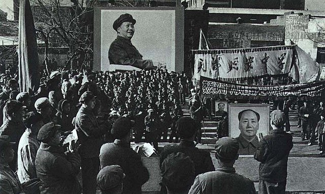Tianjin Yan'an Middle School celebrates the Cultural Revolution, 1968.