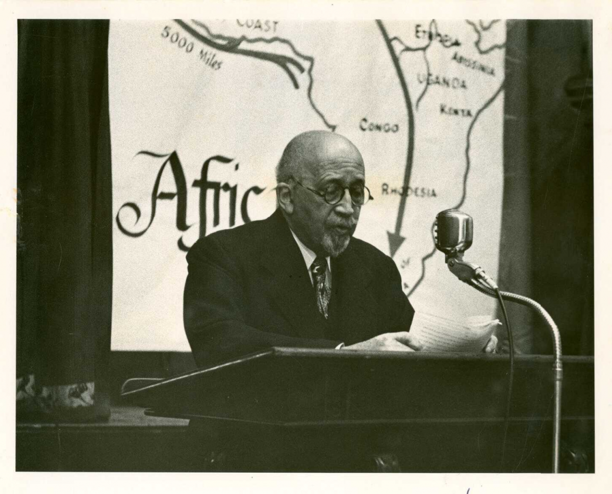 Du Bois lecturing on Africa.