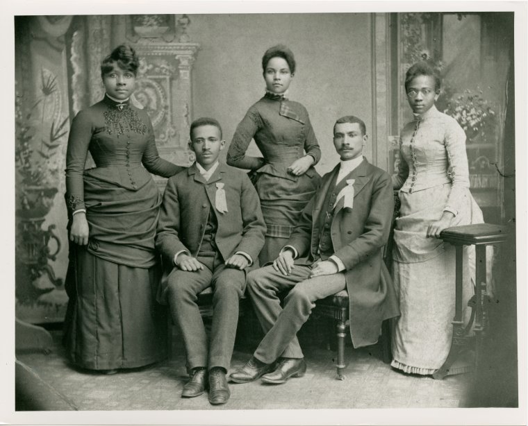 A picture of Du Bois (second from left) with the Frisk University class of 1888.