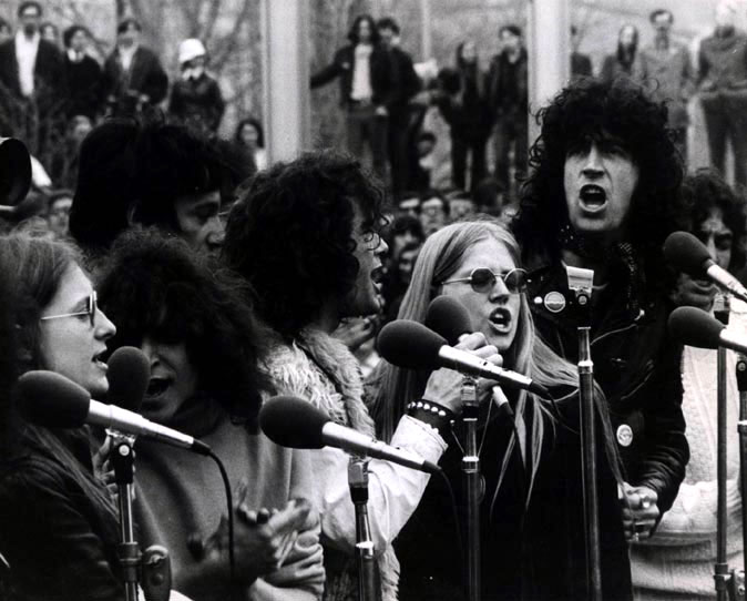 The cast of the Broadway musical 'Hair' performed before 20,000 people.