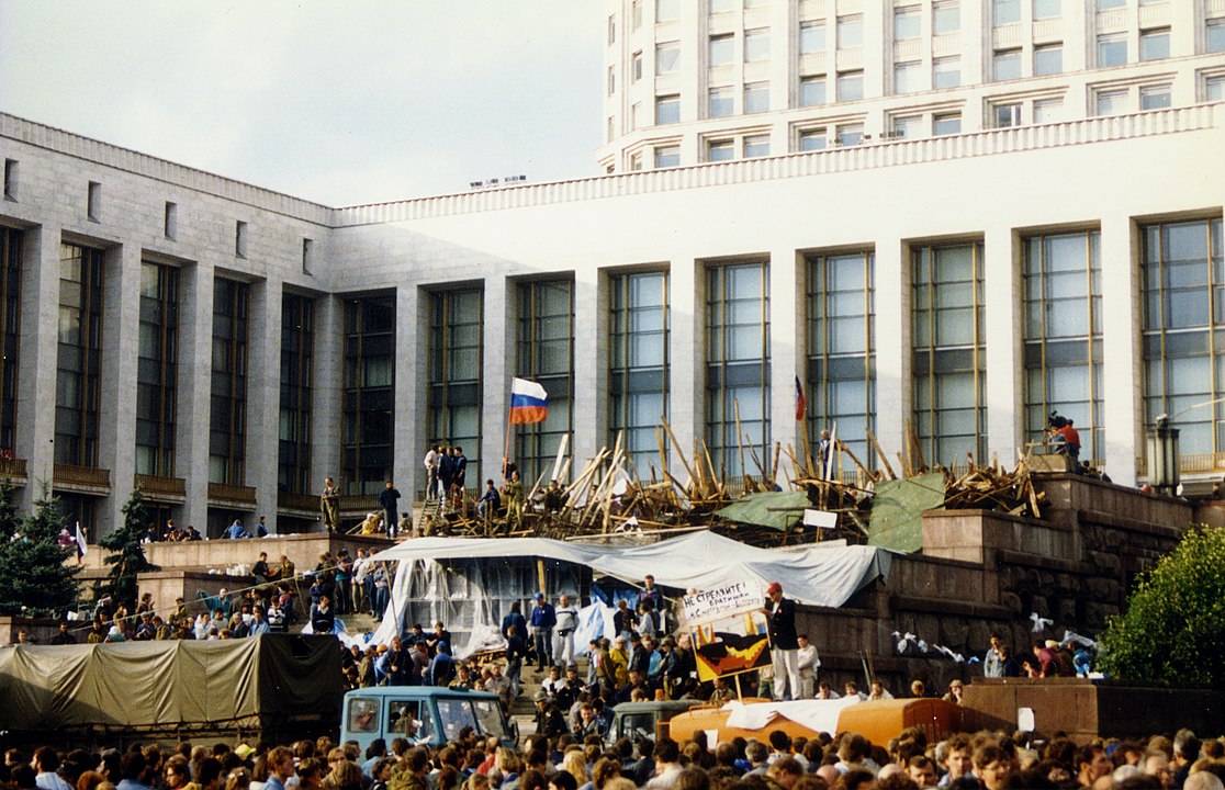 1116px-August_1991_coup_-_awaiting_the_counterattack_outside_the_White_House_Moscow_-_panoramio.jpg