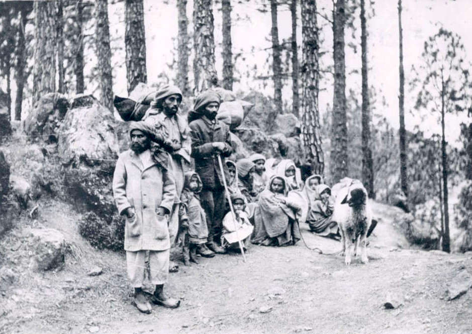 Kashmiri refugees arrive at the Pakistan border in 1948