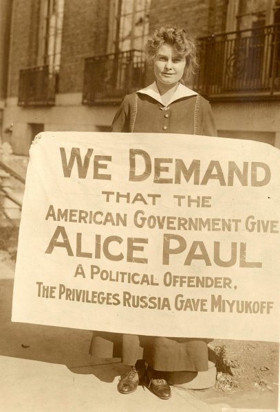 Lucy Branham in 1917 picketing to support Alice Paul.