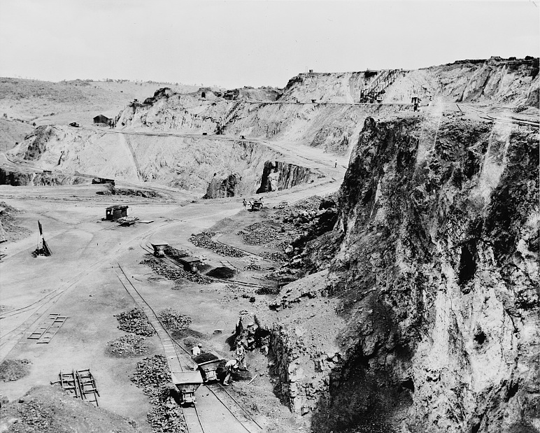 A Brazilian magnesium mine in 1940.