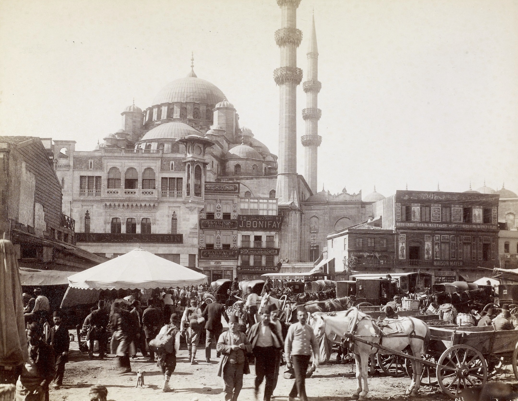 The 17th century Ottoman imperial Yeni Cami (New Mosque) in Eminönü, Istanbul, Turkey.