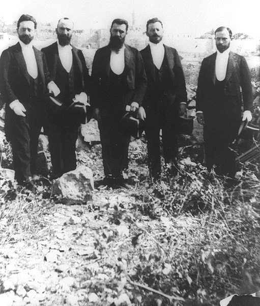 Theodor Herzl (center) with a Zionist delegation in Jerusalem.