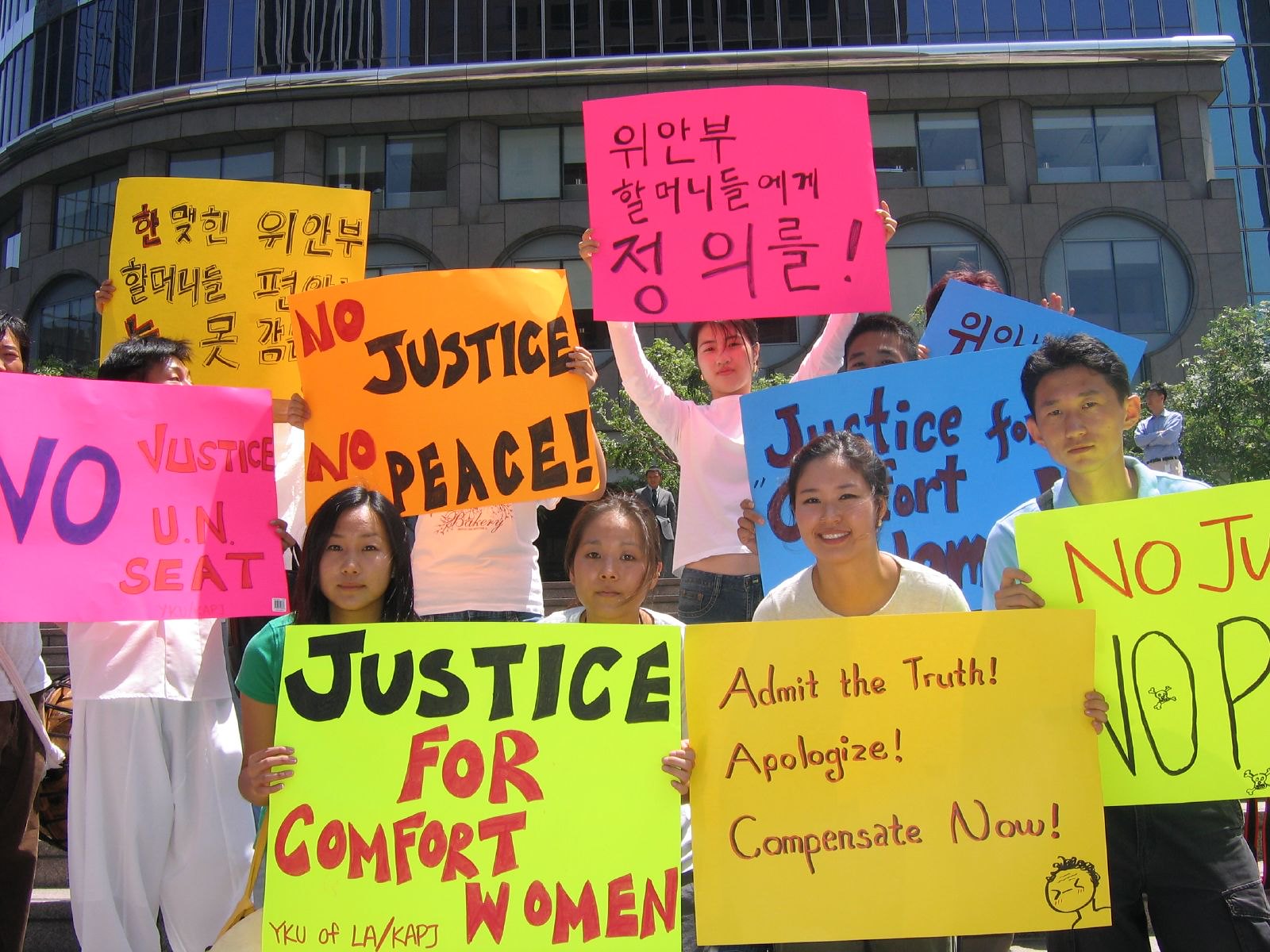 A 2005 rally demanding acknowledgment and compensation for comfort women.