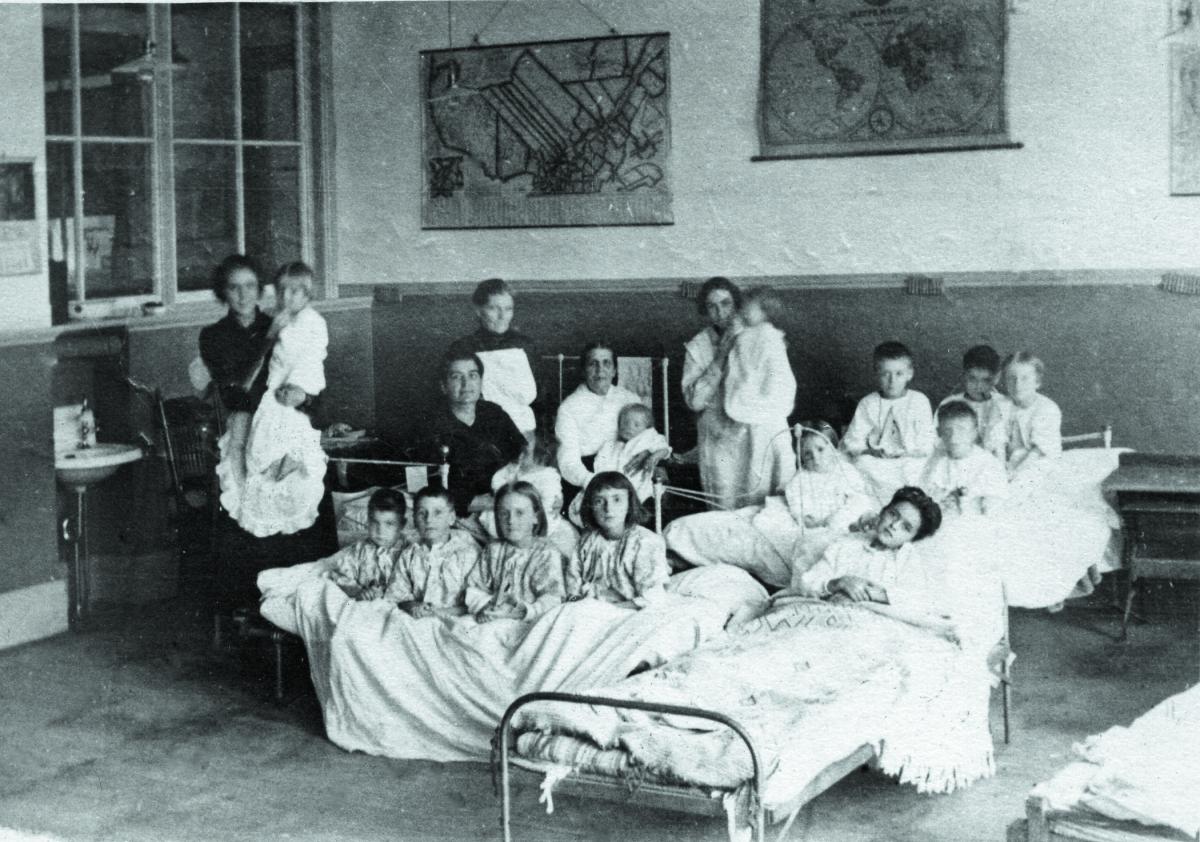 Teachers tend to children infected with the Spanish Flu.
