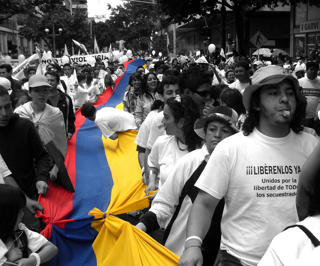 Colombianos marchando en contra los secuestros de las FARC.