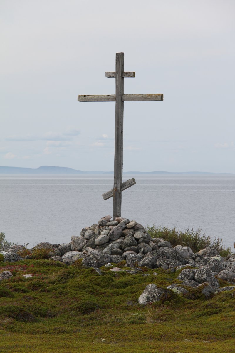 Cross on shores of Big Zayatskii Island.