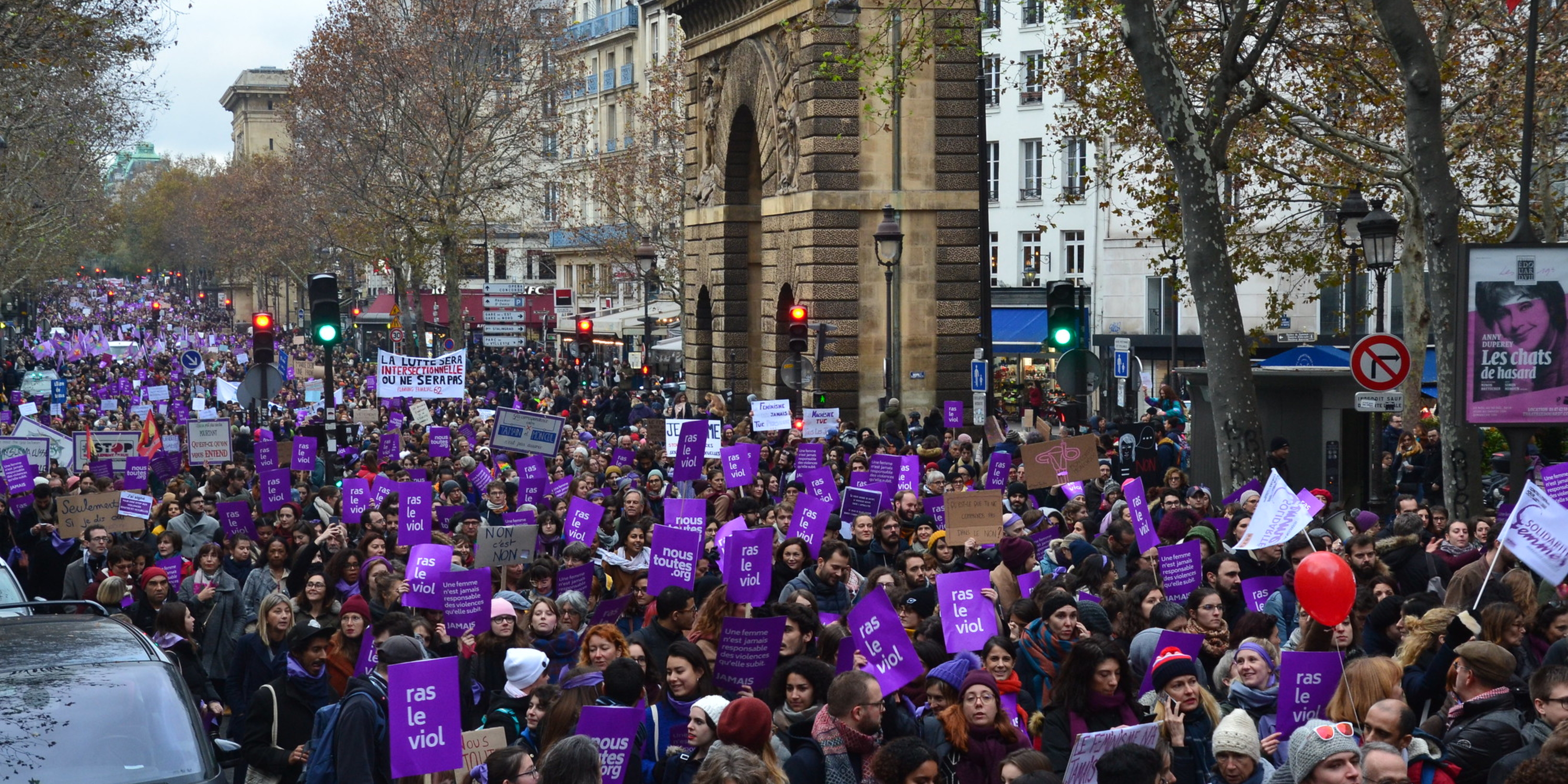 French demonstrators with purple signs that read "ras le viol"