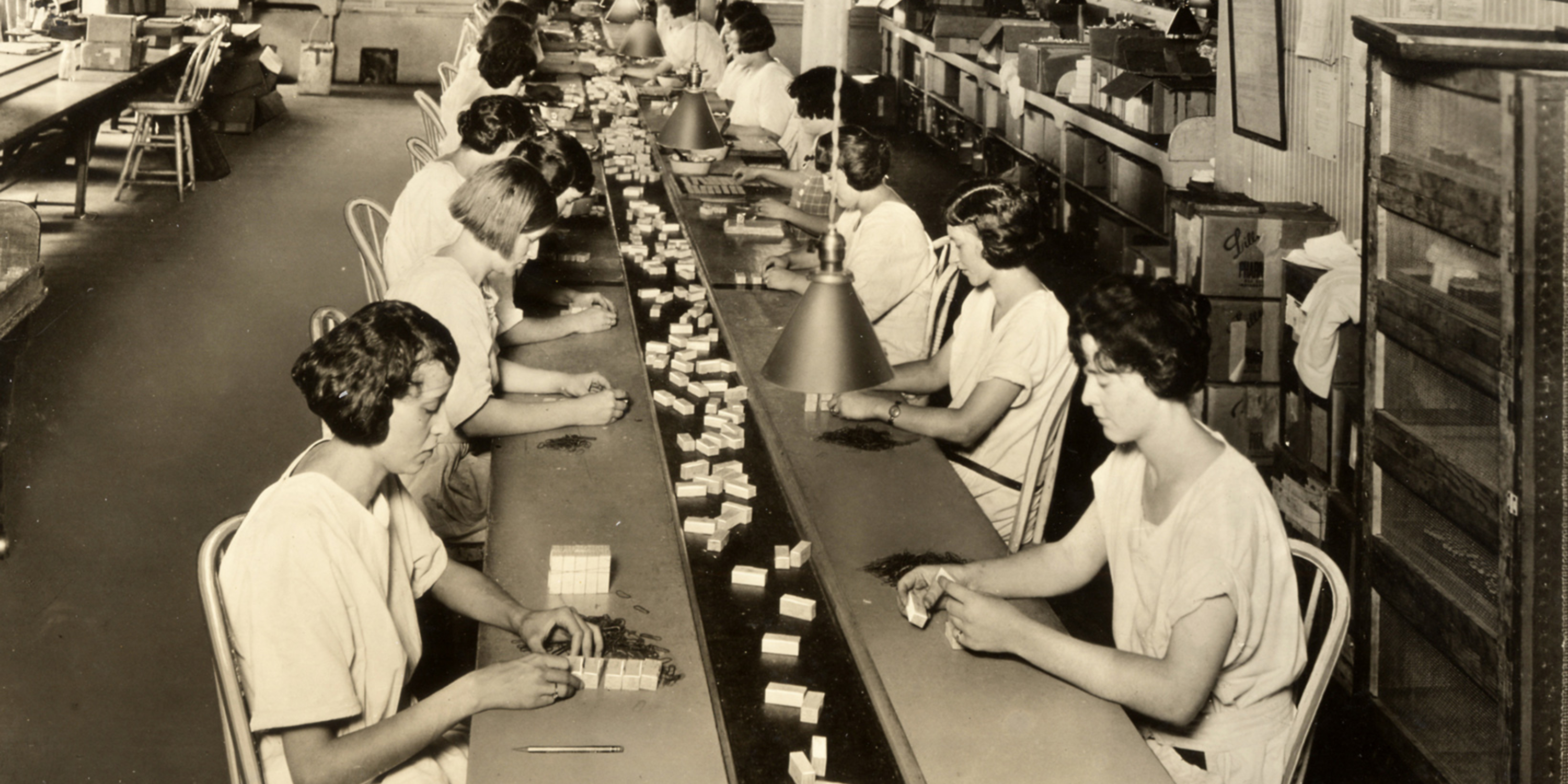 women Labeling and packing Iletin brand insulin, 1924, National Museum of American History, CC BY-NC-ND 2.0 DEED