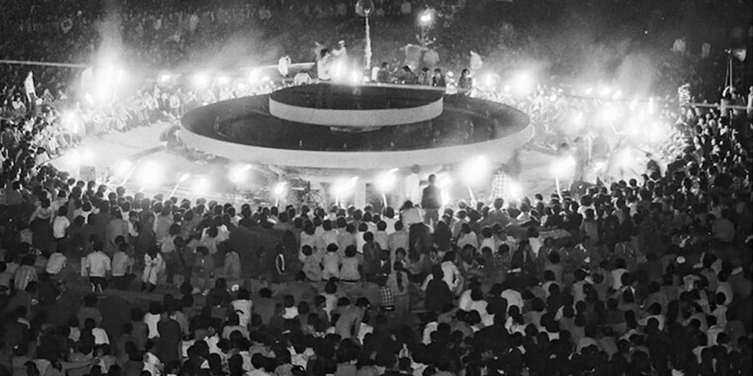 On the first day of the uprising, protesters assembled around the fountain outside the Jeollanam-do Provincial Office, a site that would become central to the struggle against military oppression. Courtesy of the 5.18 Foundation.