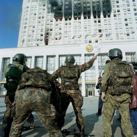 Presidential Troops attacking the house of Parliament (White House) in 1993