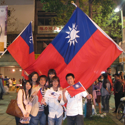 Reflecting the KMT’s history as the founder of the Republic of China in 1928, the party’s flag (white sun on a blue sky), which dates from 1895, was incorporated into the ROC flag.