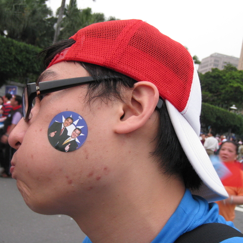 A youthful KMT supporter sporting a sticker with the KMT’s Presidential and Vice-Presidential candidates Ma Ying-Jeou and Vincent Siew.