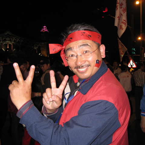 A middle-aged KMT supporter bearing the ROC flag on his cheek