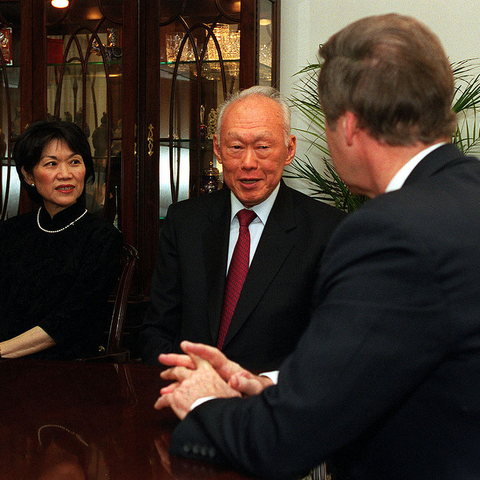 Senior Minister of Singapore Lee Kuan Yew meets with U.S. Secretary of Defense William Cohen and Singapore's Ambassador to the U.S. Chan Heng Yee.