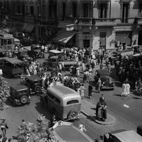 A traffic jam caused by demonstrations prior to the 1937 presidential elections.