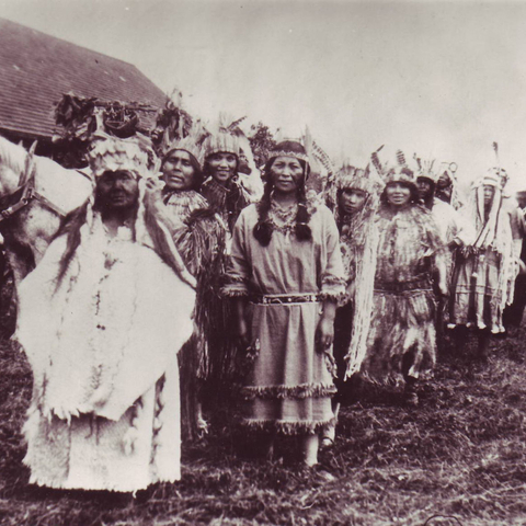 A group of Chehalis First Nations around 1910.