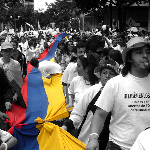 Colombianos marchando en contra los secuestros de las FARC.