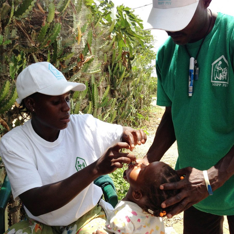 Vaccination team member giving a cholera vaccine in Cerca Carvajal, 2013.