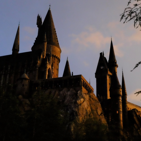 An image of the castle in the Wizarding World of Harry Potter at Universal Orlando.