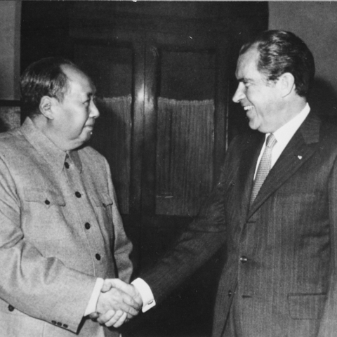 Nixon shakes hands with Chinese leader Mao Zedong.
