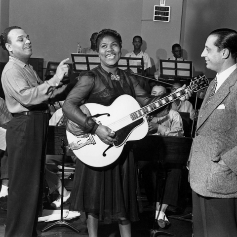 Rosetta Tharpe holding a guitar, Lucky Milliner and Moe Gayle in 1941