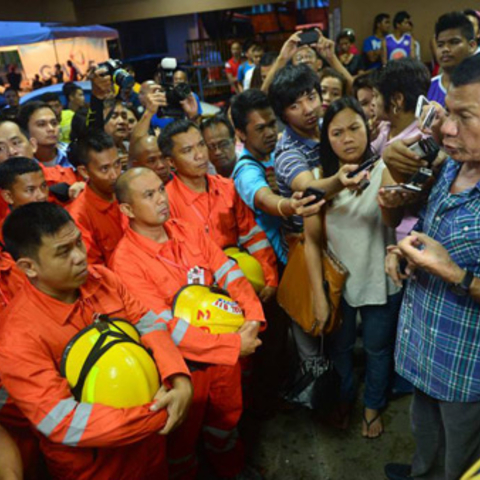President Duterte with volunteers aiding survivors of super typhoon Haiyan.