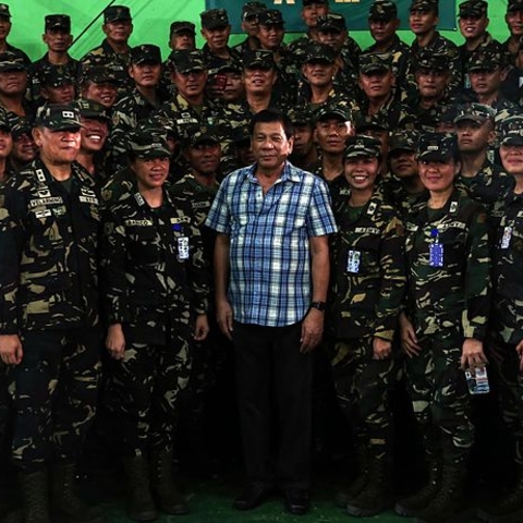 President Rodrigo R. Duterte posing with a military division.