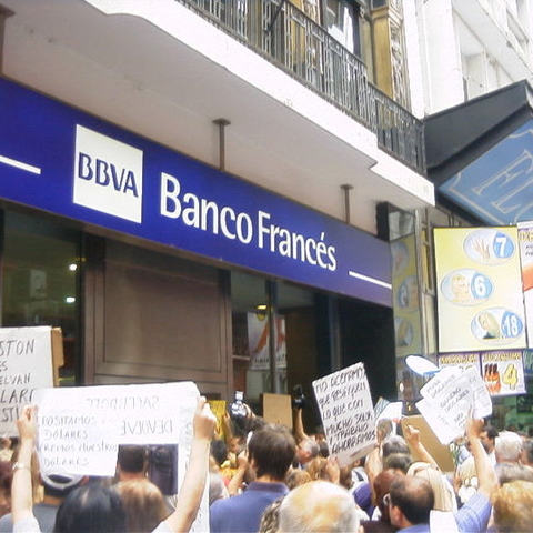 Bank customers protest the freezing of their accounts.