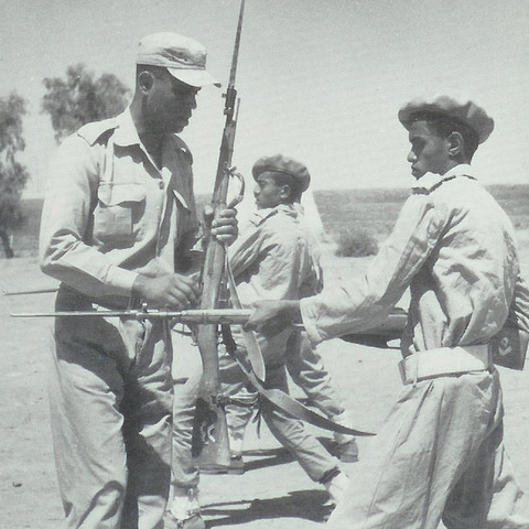 An Egyptian soldier showing a Yemeni recruit how to use a bayonet in the 1960s.