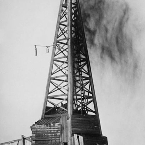 An oil derrick in Okemah, Oklahoma in 1922