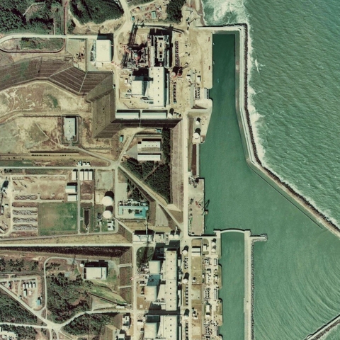 A 1975 aerial view of the Fukushima I Nuclear Power Plant. Reactors 4, 3, 2 and 1 appear at the bottom. Reactor 5 and the construction site for reactor 6 are in the upper part of the photograph.