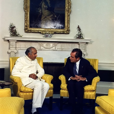 Zulfikar Ali Bhutto meets with U.S. President Richard Nixon.