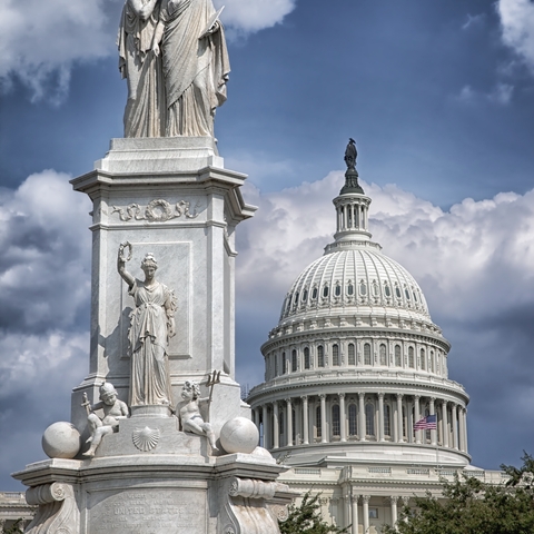 A monument built in 1877 to commemorate the naval deaths during the Civil War.