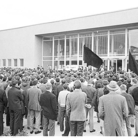 Protesters in front of a university building with a sign reading 'we are mourning for Benno Ohnesorg.'