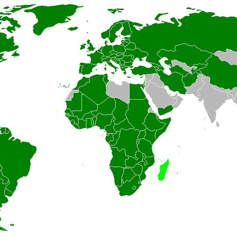 A map depicting the parties to the 1951 UN Convention Related to the Status of Refugees (neon green), parties to the 1967 protocol (yellow), parties to both the convention and protocol (green), and non-members (grey).