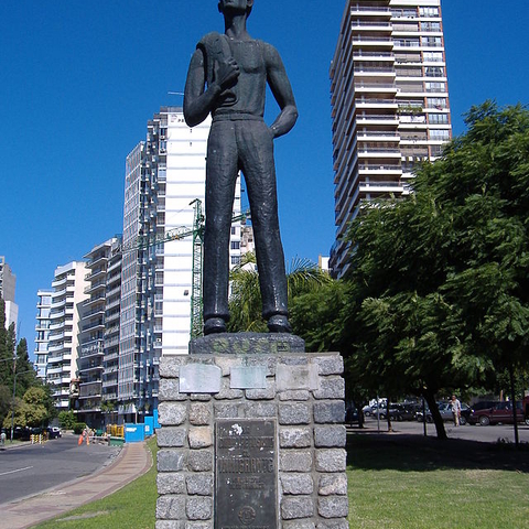 Statue honoring immigrants in Rosario, Argentina.