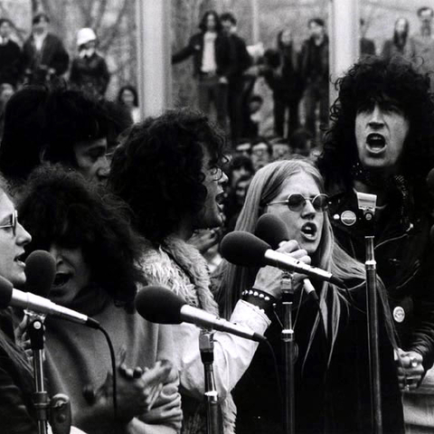 The cast of the Broadway musical 'Hair' performed before 20,000 people.