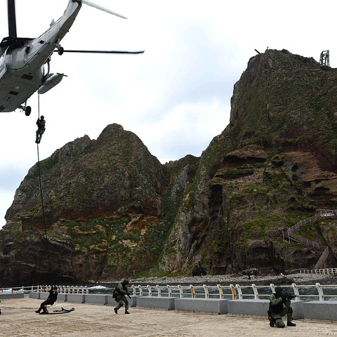 Dokdo defense training with the Korean Navy Special Forces Battalion and the Navy Commando Forces.