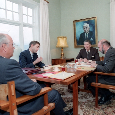 Negotiations at the 1986 Reykjavik Summit.