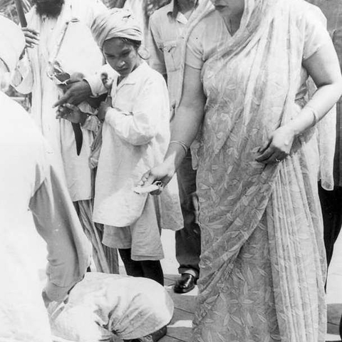 Kashmir's Maharani giving money to an elderly female Kashmiri refugee.