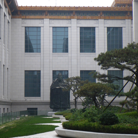 Sculpture of Confucius in the outdoor courtyard of the National Museum of China.